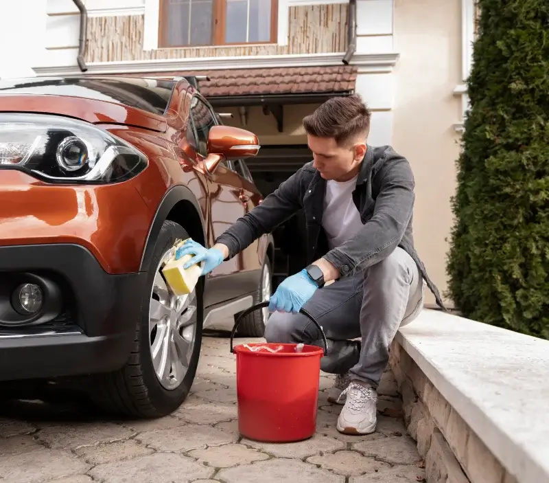 Lavage auto à domicile Blomard : professionnel intervenant sur un véhicule